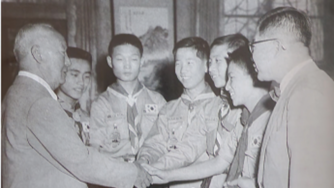 경무대를 방문해 이승만 대통령과 악수를 나누고 있는 대한소년단 간부 일행 (1957년 9월 5일)