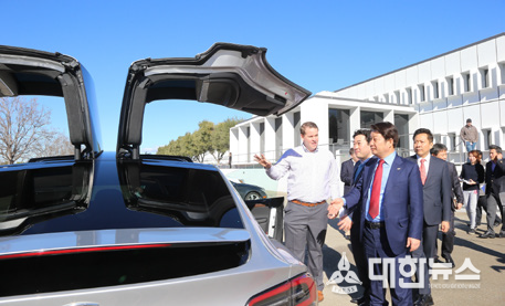 ▲ 권영진 대구시장이 지난 1월 전기자동차 세계 1위 기업인 테슬라를 방문해 미래형자동차 육성을 위해 협력 파트너가 되기로 합의했다.