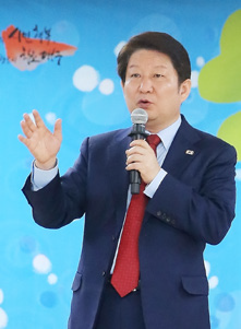 ▲ 권영진 대구시장은 “자갈밭을 옥토로 가꾸는 소의 우직 함, 이른바 석전경우(石田耕牛)의 마음가짐으로 시정을 이끌어 나갈 것”이라고 강조했다.