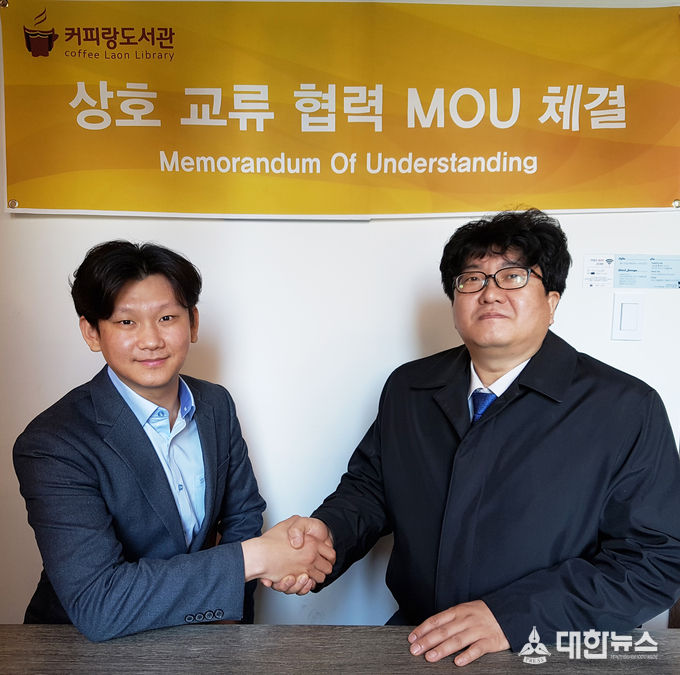 커피랑도서관 이미지