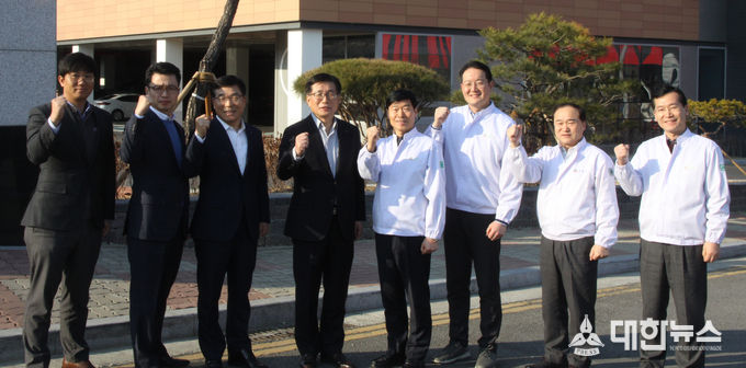 롯데푸드 이영호 대표이사(왼쪽 네번째)가 3월 3일 충남 천안에 위치한 파트너사 푸르온을 방문해 푸르온 김기식 대표이사(왼쪽 다섯번째), 성민겸 대표이사(왼쪽 여섯번째) 및 직원들과 동반성장을 위한 상생 협력 방안을 논의하고 결의를 다졌다.