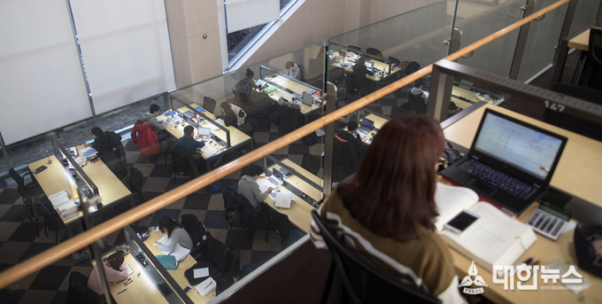 공식실업률 통계에 잡히지 않지만, 사실상 실업자가 450만명에 육박한 것으로 알려지면서 올해 실업률이 더 치솟을 것으 로 예상된다. 사진은 이날 오후 서울의 한 대학교 도서관.