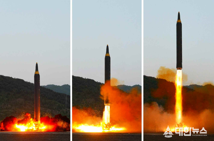 북한이 14일 신형 지상대지상 중장거리 미사일 '화성-12형'의 시험발사에 성공했다고 북한 노동신문이 15일 보도했다. 사진은 지상에서 발사된 직후 공중으로 솟아오르는 화성-12의 모습