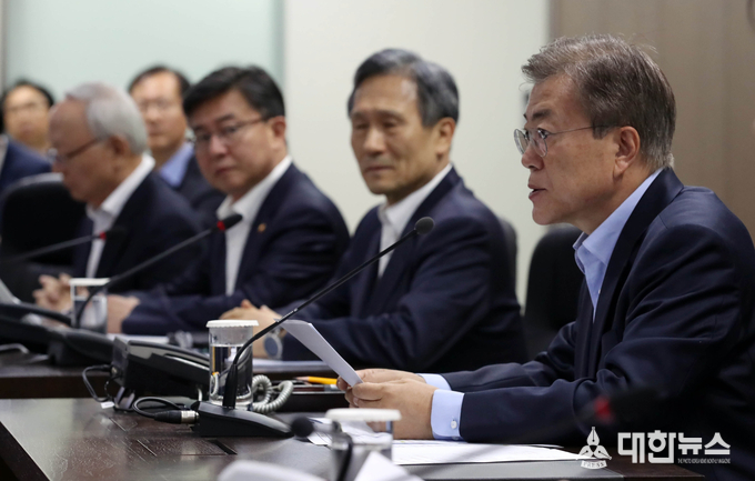 문재인 대통령이 14일 청와대에서 북한의 탄도미사일 발사와 관련해 소집한 국가안전보장회의를 주재하고 있다. 청와대 사진 제공