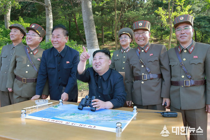 김정은 북한 노동당 위원장이 중장거리 전략 탄도탄 ‘북극성 2형’ 시험발사를 참관했다고 22일 조선중앙통신이 보도했다.