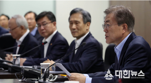 문재인 대통령이 14일 청와대에서 북한의 탄도미사일 발사와 관련해 소집한 국가안전보장회의를 주재하고 있다. 청와대 사진 제공