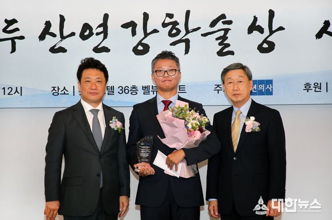 박용현 두산연강재단 이사장(오른쪽)이 7일, 서울 소공동 롯데호텔에서 열린 2017 두산연강학술상 의학논문 부문 시상식에서 수상자인 전재관 국립암센터 과장(가운데), 이왕준 신문 ‘청년의사’ 발행인과 기념 촬영을 하고 있다.