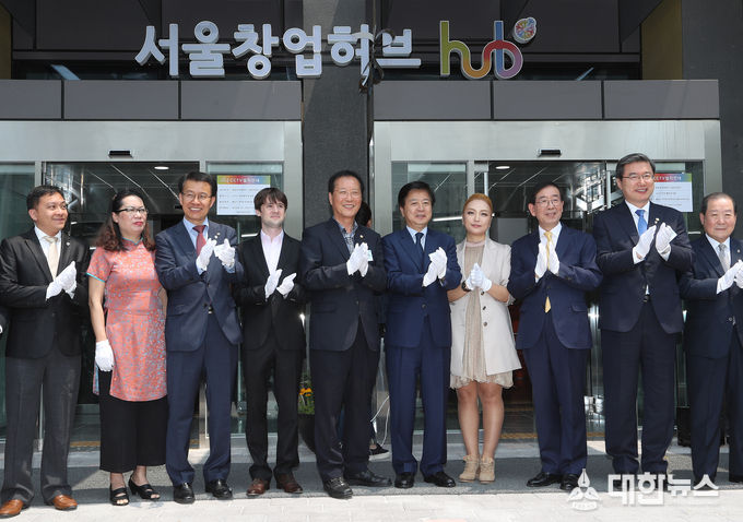 21일 서울 마포구 서울창업허브에서 열린 서울창업허브 공식 개관 현판식에 참석한 박홍섭 마포구청장, 주영섭 중소기업청장, 박원순 서울시장 등이 포즈를 취하고 있다.