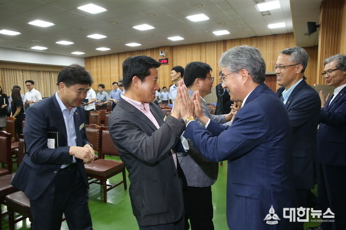 지난 3일 박종훈 경남도교육감(오른쪽)이 도교육청에서 열린 취임 3주년 기념행사에서 직원들과 하이파이브를 하고 있다.