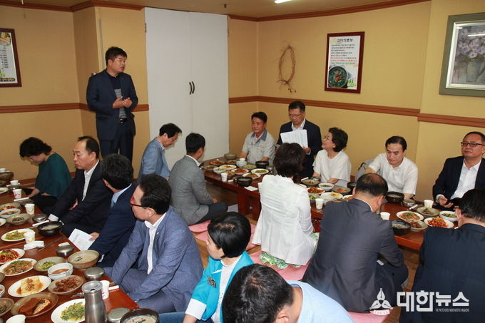 바른정당 이혜훈 대표(윗자리 왼쪽에서 세 번째 )와 당 관계자들과 경상남도소상공인연합회 임진태 회장(왼쪽에 서 있는 이)과 회원들이 간담회를 하고 있다.
