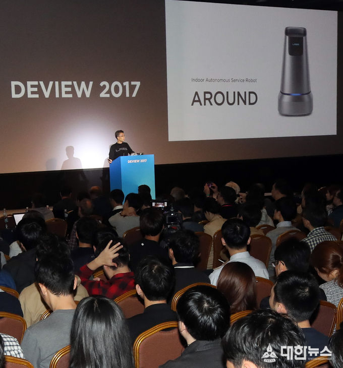 네이버, 카카오, 구글 등 대형 포털 업체들을 대상으로 한 포털 규제 논란이 가열되고 있다. 일정 규제가 불가피하다는 주장과 이에 대한 반론이 팽팽하다. 사진은 네이버 개발자 회의‘데뷰’장면