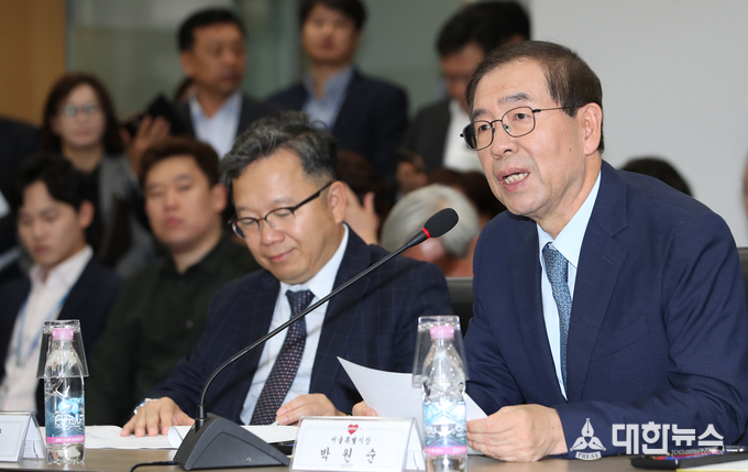 박원순 서울시장이 18일 서울시청에서 열린‘서울숲 완성을 위한 성수동 삼표레미콘 공장 이전 협약식’에서 인사말을 하고 있다.