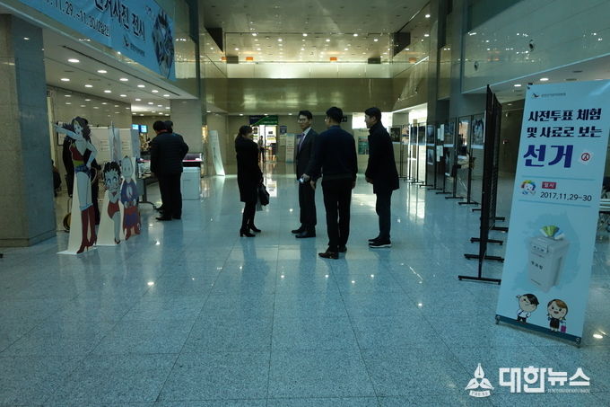 사전투표 체험 및 선거사진 전시회 행사장 입구