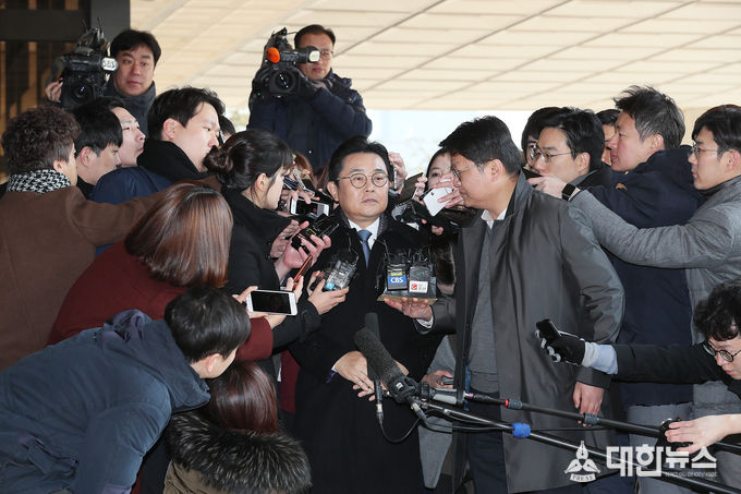 전병헌 전 청와대 정무수석비서관이 한국e스포츠협회를 통해 롯데홈쇼핑으로부터 3억원의 뇌물을 챙긴 혐의(제3자 뇌물수수)로 20일 서울중앙지검에 출석해 취재진의 질문에 답하고 있다.
