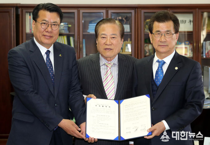 10일 제천시 봉양읍 일원 14만㎡의 부지에 ANC그룹 연수원을 건립할 투자협약을 체결한 뒤 이시종 충북도지사가 기념촬영을 하고 있다. 충북도 사진 제공