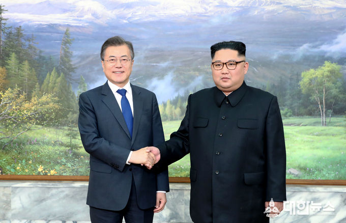 악수하는 남북 정상 - 문재인 대통령과 북한 김정은 국무위원장이 5월 26일 오후 판문점 북측 통일각에서 열린 2차 남북정상회담에서 만나 악수하고 있다. 청와대 사진 제공