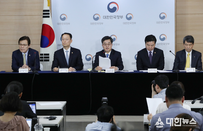 한국GM 지원 발표하는 경제부총리 - 김동연 경제부총리 겸 기획재정부 장관이 5월 10일 정부서울청사에서 한국 GM 경영정상화를 위해 7조 7천억원을 지원한다는 내용의 브리핑을 하고 있다.