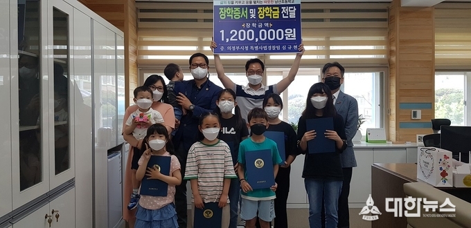 영주남산초등학교에 장학금을 기탁하려 방문한 뒤쪽 좌측 심규현씨 중간 박중영 선생 우측 장극봉 교장