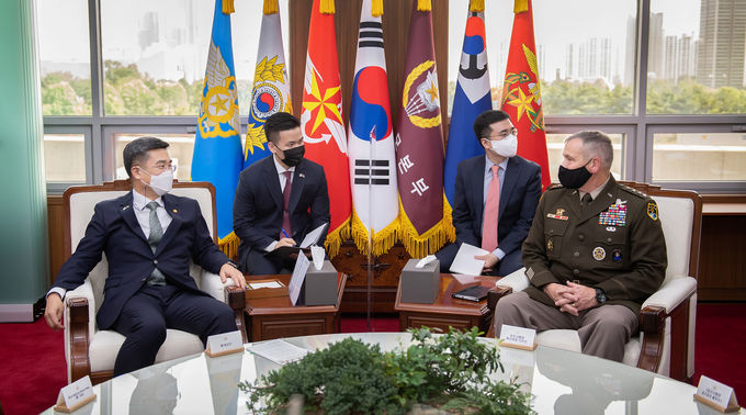 서욱 국방부 장관이 24일 서울 용산구 국방부 청사를 찾은 제임스 디킨슨 미 우주사령관과 안전한 우주환경 보장을 위한 한미 국방당국 간 공조방안과 한미동맹 발전방향 등에 대해 의견을 나누고 있다.