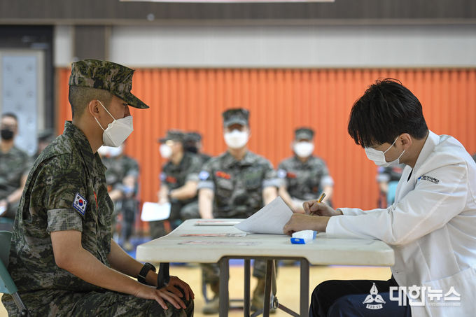 30세 미만 장병에 대한 신종 코로나바이러스 감염증(코로나19) 백신 접종이 시작된 7일 오전 해병대사령부 승파관(실내체육관)에서 장병이 백신 접종 전 문진을 받고 있다.