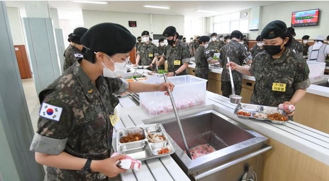 일반 국민들로 구성된 제8기 대한민국 급식·피복 모니터링단이 지난 1일 전북 익산 육군 부사관학교를 방문해 군 급식실태를 점검하고 있다.