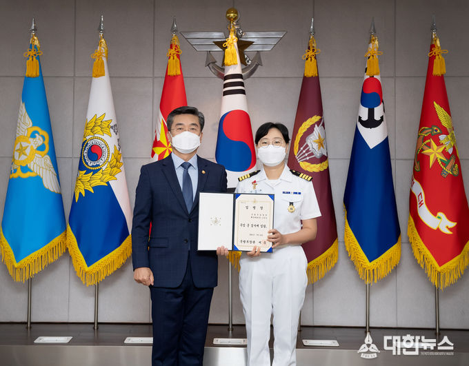 서욱 국방부 장관 19일 고민숙 해군대령을 '공군 성폭력 피해 부사관 사망사건' 관련 특임군검사로 임명했다. 사진은 이날 고민숙 특임군검사(오른쪽)에게 임명장 수여한 서욱 장관.