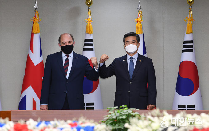 서욱 국방부 장관이 21일 서울 용산구 국방부에서 벤 월러스 영국 국방부 장관과 한-영국 국방장관회담에 앞서 기념촬영을 하고 있다.