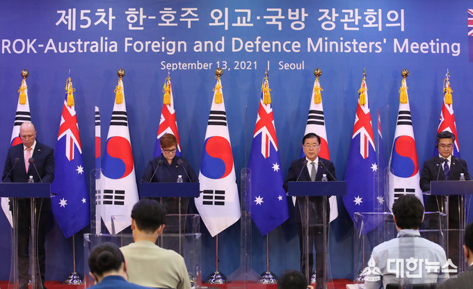 정의용 외교부 장관(왼쪽 세 번째)과 서욱 국방부 장관(오른쪽)이 13일 서울 종로구 도렴동 외교부 청사에서 한-호주 외교·국방장관 2+2 공동기자회견을 하고 있다. 왼쪽부터 호주 피터 더튼 국방장관, 마리스 페인 외교장관, 정의용 장관, 서욱 장관