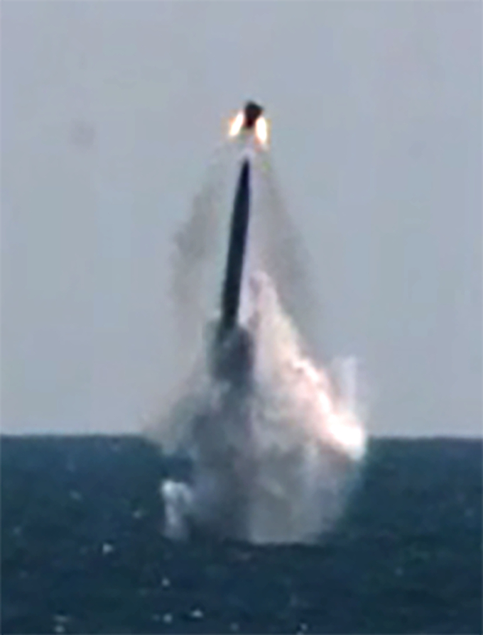 우리나라가 독자 개발한 잠수함발사탄도미사일(SLBM)이 15일 도산안창호함(3천t급)에 탑재돼 수중에서 발사되고 있다. 이날 발사시험은 국방과학연구소(ADD) 종합시험장에서 문재인 대통령을 비롯해 정부와 군의 주요 인사들이 참석한 가운데 이뤄졌다. SLBM은 잠수함에서 은밀하게 운용할 수 있으므로 전략적 가치가 높은 전력으로 평가된다. 현재 미국, 러시아, 중국, 영국, 프랑스, 인도 등 6개국만 운용하고 있는 무기체계로, 한국이 세계 7번째 SLBM 운용국이 됐다. 국방부제공
