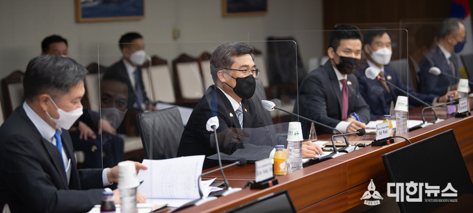 서욱 국방부 장관이 23일 오후 서울 용산구 국방부에서 방한 중인 미국 하원의원 대표단을 접견, 인사말을 하고 있다.