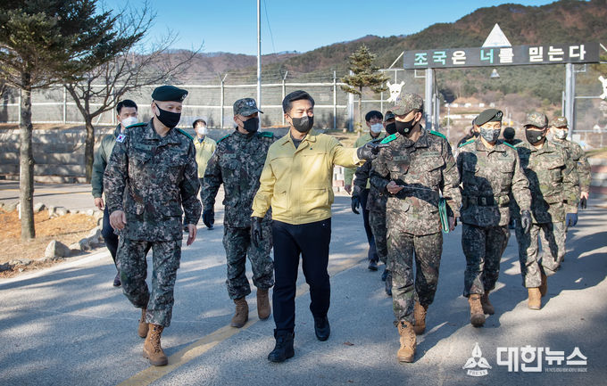 서욱 국방부 장관이 4일 오전 중부 전선 육군 모 부대 신병교육대대를 방문해 코로나19 관련 특별방역 점검을 하고 있다