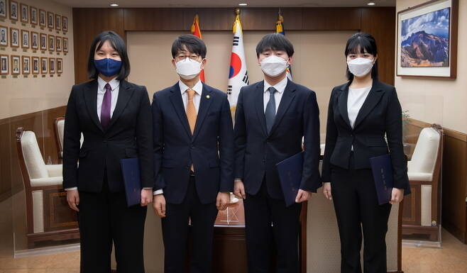 박재민 국방부차관이 14일 국방부에서 병영혁신 청년자문위원 위촉식을 갖고 위원들(사진 왼쪽부터 김지은 위원, 박재민 국방부차관, 박현민 위원, 강보라 위원)과 함께 기념촬영을 하는 모습. 국방부제공