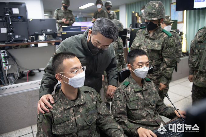 서욱 국방부장관이 18일 오후 32사단 레이더기지를 방문해 근무 중인 장병들을 격려하고 있다.