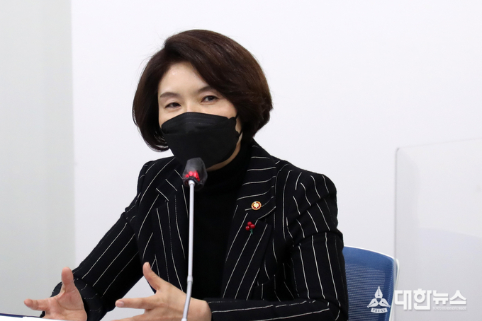 한정애 환경부 장관이 24일 강원 춘천시 소양강댐 물문화관에서 열린 하천 일원화 계기 통합물관리 비전 선포식에서 인사말을 하고 있다.
