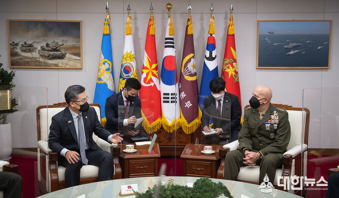 서욱 국방부 장관이 21일 오후 서울 용산구 국방부 청사에서 데이비드 버거 미국 해병대 사령관을 접견하고 있다.