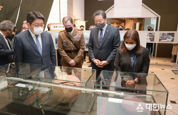 황기철 국가보훈처장(오른쪽 두 번째)이 3일 오전 서울 전쟁기념관에서 열린 6·25전쟁 참전 인도 의료지원군 특별사진전 '제60공수야전병원: 39개월간의 여정' 개막식에 참석해 전시를 관람하고 있다.