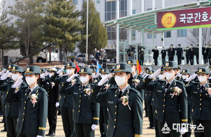 10일 오전 대전 국군간호사관학교에서 열린 '제62기 졸업 및 임관식'에서 신임 장교들이 거수경례를 하고 있다.