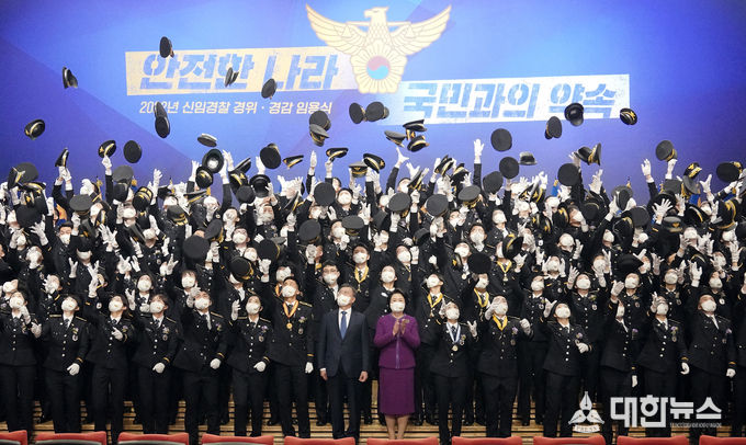 문재인 대통령이 17일 오후 충남 아산 경찰대학에서 열린 2022년 신임경찰 경위·경감 임용식에서 임용자들과 기념촬영을 하고 있다.