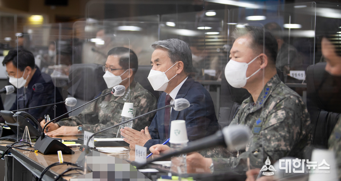 이종섭 국방부 장관(왼쪽 세 번째)이 11일 오전 합동참모본부에서 전군 주요직위자 화상회의를 개최하고 있다