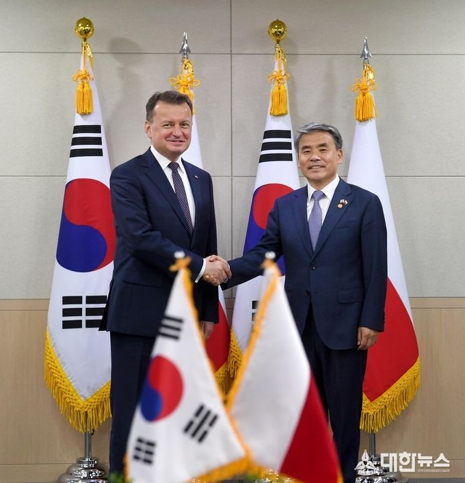 이종섭 국방부 장관이 30일 마리우시 브와슈차크 폴란드 국방부 장관과 회담을 하고 국방·방산 협력 및 최근 안보 정세에 관한 의견을 교환했다고 국방부가 밝혔다. 두 장관은 양국 간 방산협력이 한국군과 폴란드군 관계를 긴밀히 하고 공동의 이익 증진에 기여할 수 있다는 데 공감하고 향후 실질적인 방산협력을 보다 강화해 나가기로 했다.