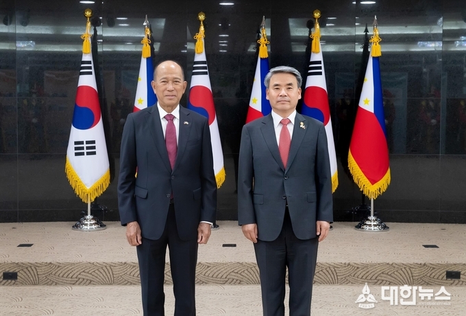 이종섭 국방부 장관이 3일 오전 델핀 로렌자나 필리핀 국방부 장관과 회담하고 양국 국방·방산 협력 등을 논의했다고 국방부가 밝혔다. 사진은 기념 촬영하는 이종섭 장관(오른쪽)과 델핀 로렌자나 필리핀 국방부 장관