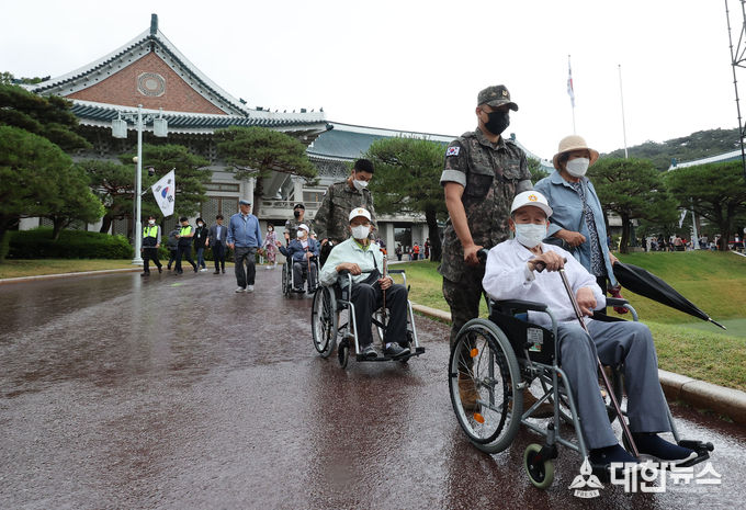 북한을 탈출해 한국으로 돌아온 6·25 전쟁 국군포로 '귀환 국군 용사'들이 15일 오후 국방부 관계자들과 함께 청와대 견학을 하고 있다
