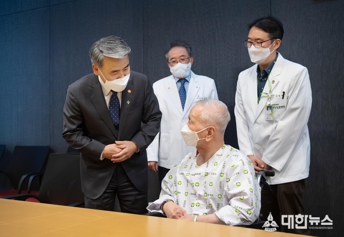 이종섭 국방부 장관이 호국보훈의 달을 맞아 22일 서울 강동구 중앙보훈병원을 방문해 입원 중인 국가유공자들을 위문하고 감사를 표했다고 국방부가 밝혔다. 이 장관은 제2연평해전에서 전사한 고(故) 윤영하 소령의 부친이자 해군 장교로 1970년 서해 영흥도 북방에서 간첩선을 나포해 인헌무공훈장을 수훈한 윤두호(80) 예비역 대위 등을 위문했다. 사진은 윤두호 씨 위문하는 이종섭 국방부 장관(왼쪽)국방부 제공.