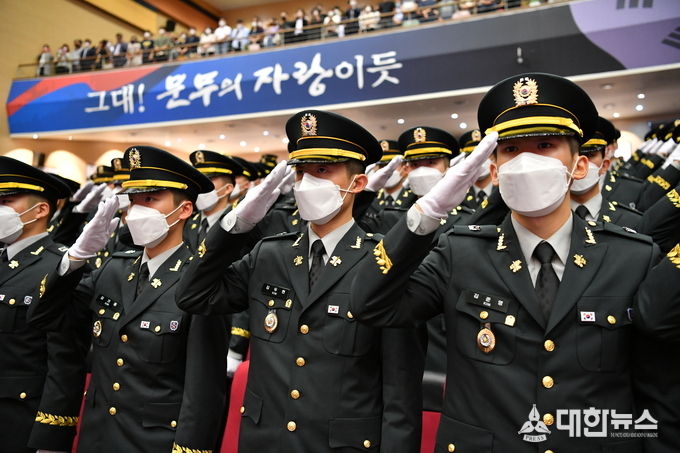 24일 충북 괴산 육군학생군사학교에서 열린 '학사사관 67기 및 간부사관 43기 통합임관식'에서 신임 장교들이 경례하고 있다.