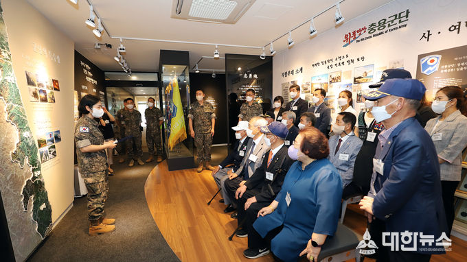 육군 8군단이 23일 호국보훈의 달과 6·25전쟁 72주년을 맞아 개최한 보훈단체장 초청행사에 참여한 보훈단체장들이 부대 역사관을 둘러보고 있다.