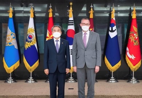 이종섭 국방부 장관(왼쪽)이 11일 용산 국방부 청사에서 콜린 크룩스 주한영국대사를 접견하고 기념 촬영하고 있다. 국방부 제공.