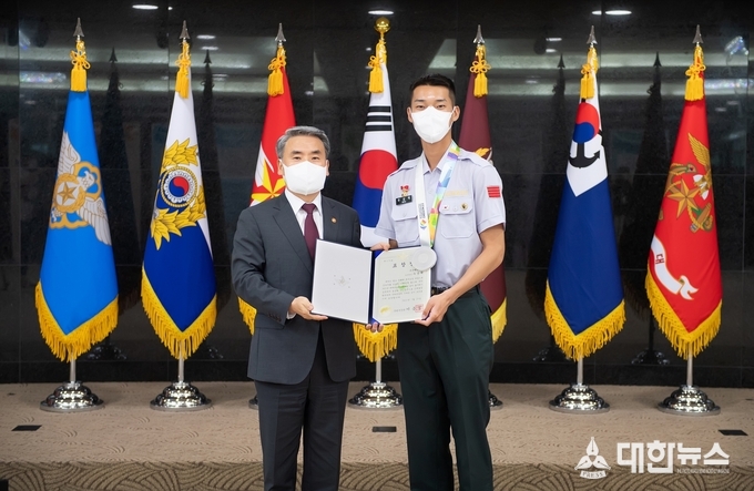 이종섭 국방부 장관(왼쪽)이 25일 오전 서울 용산 국방부 청사에서 국군체육부대 우상혁 병장에게 국방부 장관 표창을 수여한 후 기념 촬영하고 있다