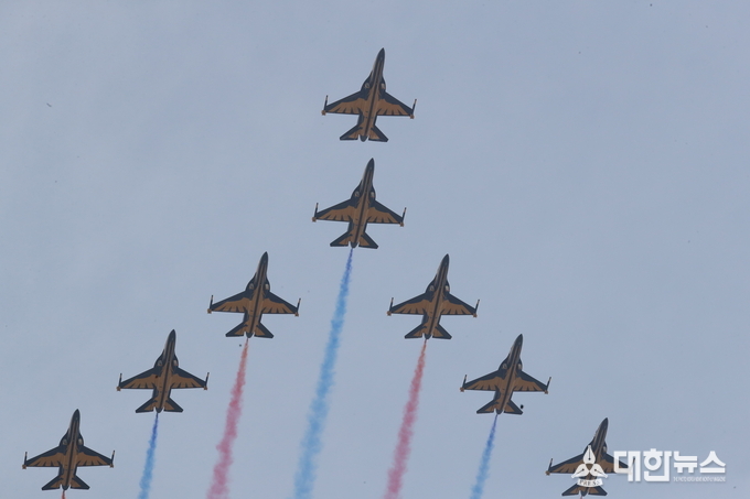 공군특수 비행팀 블랙이글스가 1일 충남 계룡시 계룡대에서 열린 제74주년 국군의날 기념식에서 축하 비행을 하고 있다. 