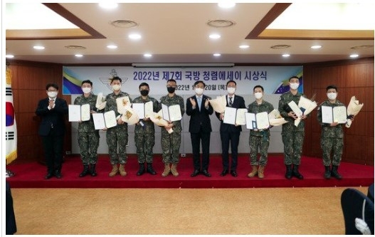 신범철 국방부 차관(왼쪽에서 6번째)이 20일 오후 서울 용산구 육군회관에서 열린 제7회 국방 청렴에세이 공모전 시상식ㄴ에 참석, 수상자들과 함께 기념촬영을 하고 있다.(국방일보 제공)