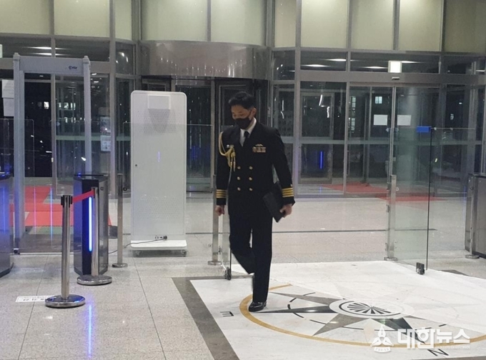 일본이 개정 국가안보전략에 독도 영유권 주장을 담아 발표한 16일 나카시마 다카오 일본 해상자위대 방위주재관이 서울 용산구 국방부로 초치되고 있다.